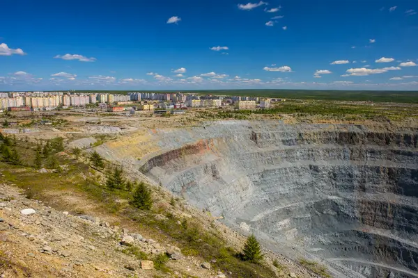 Мирный